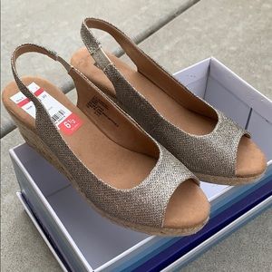 White Mountain NWT Gold Espadrille Wedges Size 6.5